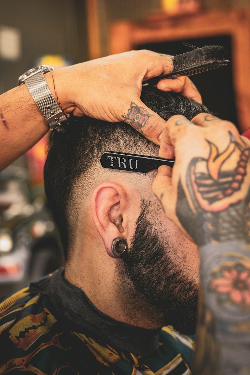 Model rambut pria potongan Clean Buzz Cut rapi dan tegas