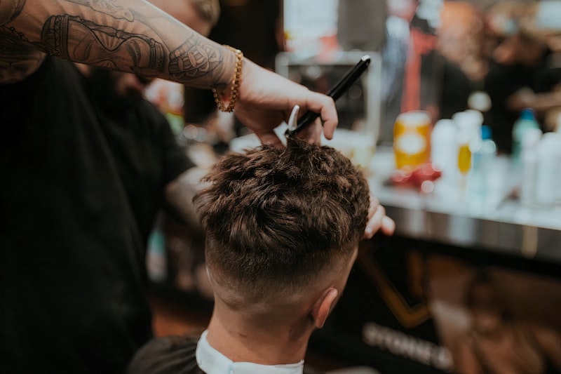 Model rambut pria gaya Textured Crop dengan fade bersih di bagian samping